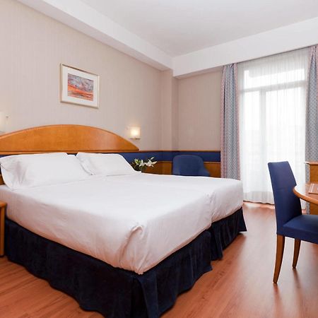 Agumar Hotel Madrid Exterior photo A room at the hotel