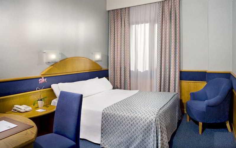 Agumar Hotel Madrid Exterior photo A room at the hotel