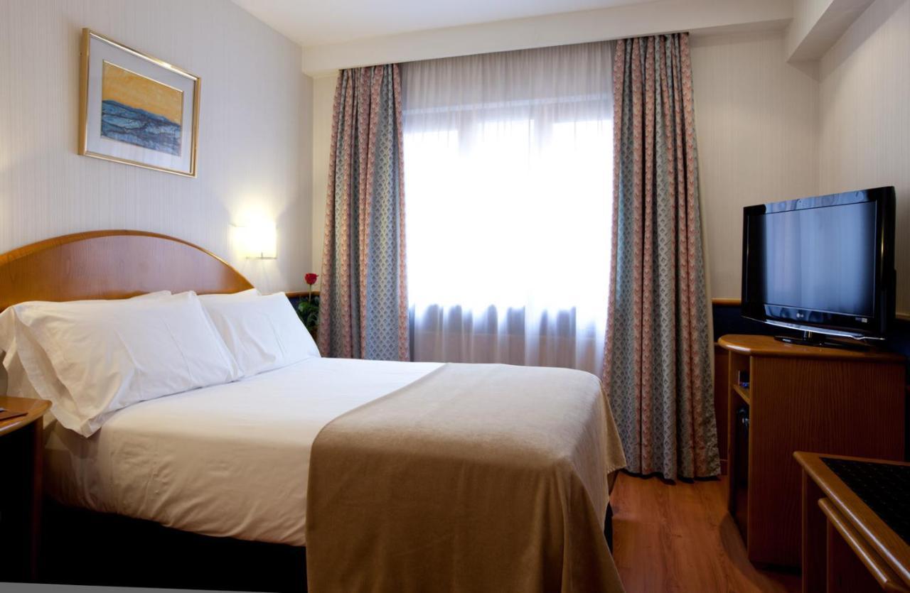 Agumar Hotel Madrid Exterior photo A room at the hotel