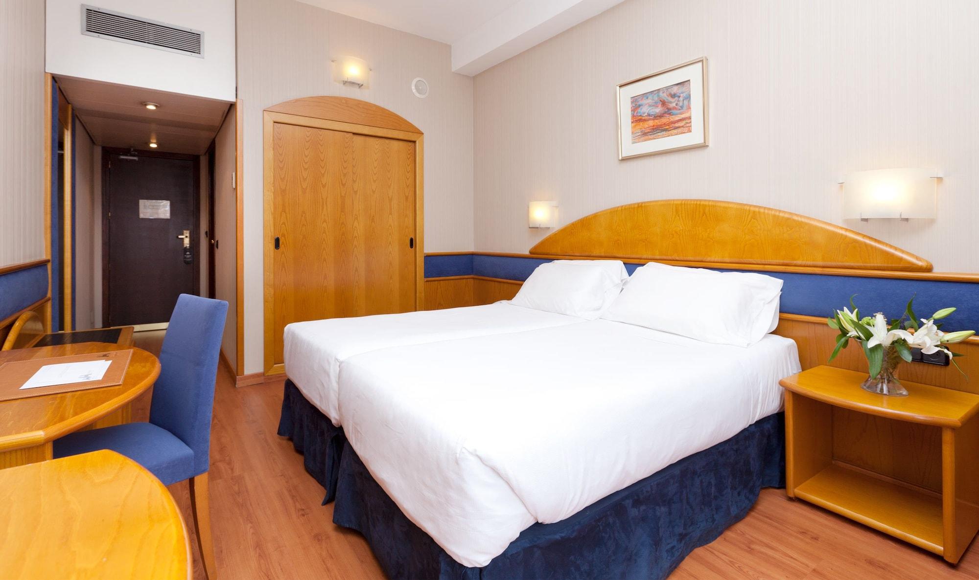 Agumar Hotel Madrid Exterior photo Room in a hotel
