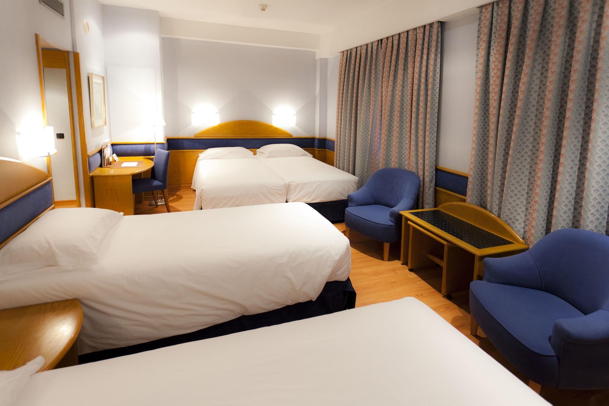 Agumar Hotel Madrid Exterior photo Room in a hotel