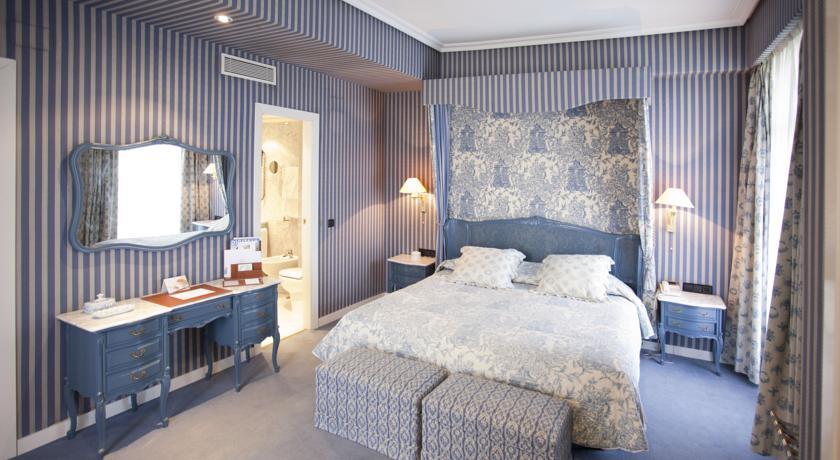 Agumar Hotel Madrid Exterior photo Room at the Hotel de Paris