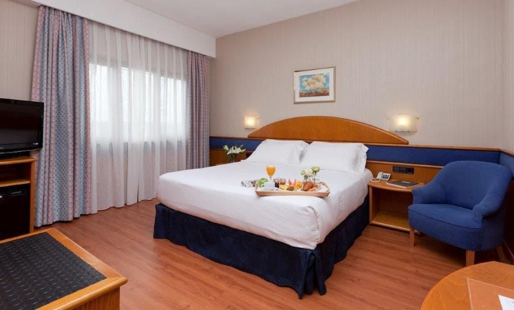 Agumar Hotel Madrid Exterior photo Room at the hotel