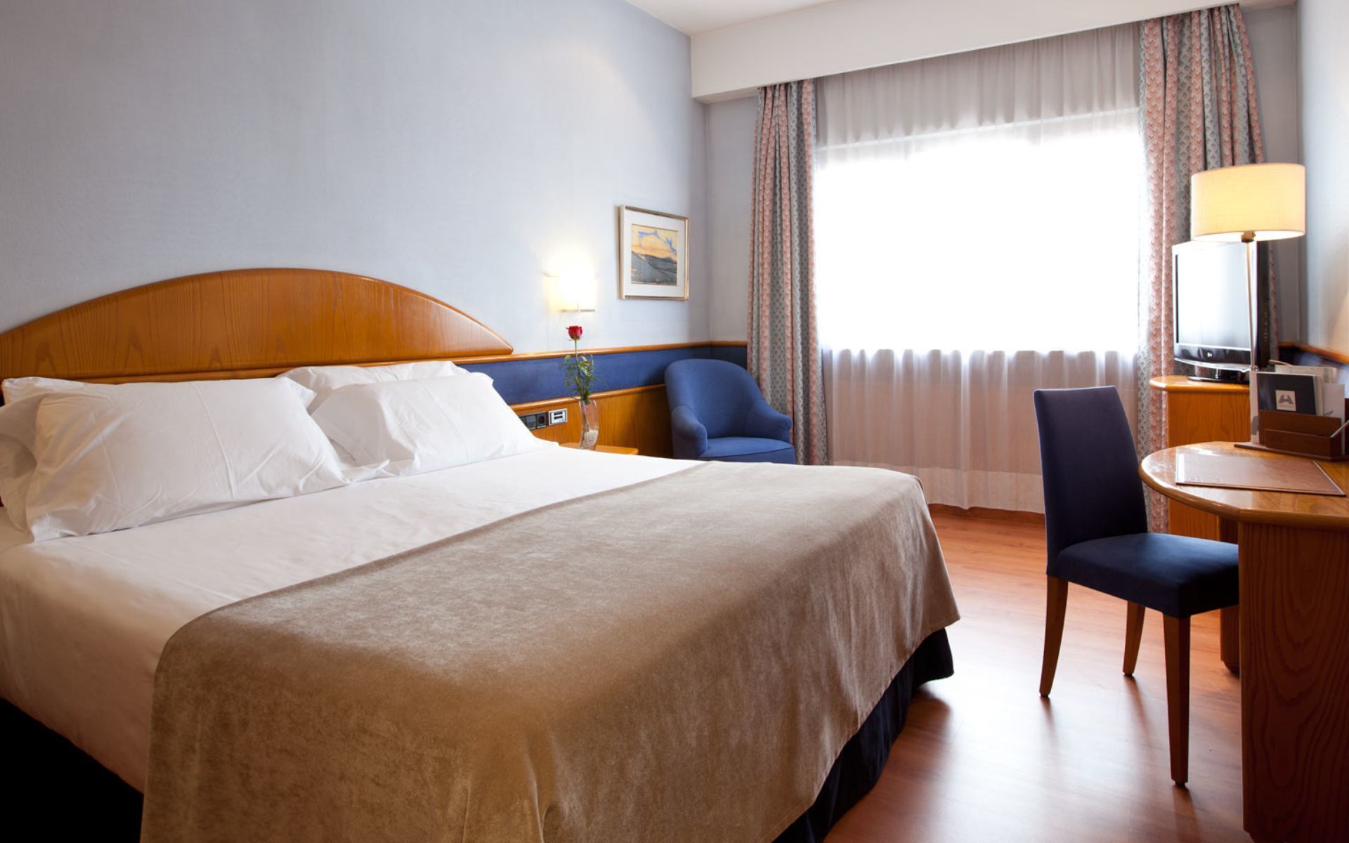 Agumar Hotel Madrid Exterior photo A room at the hotel