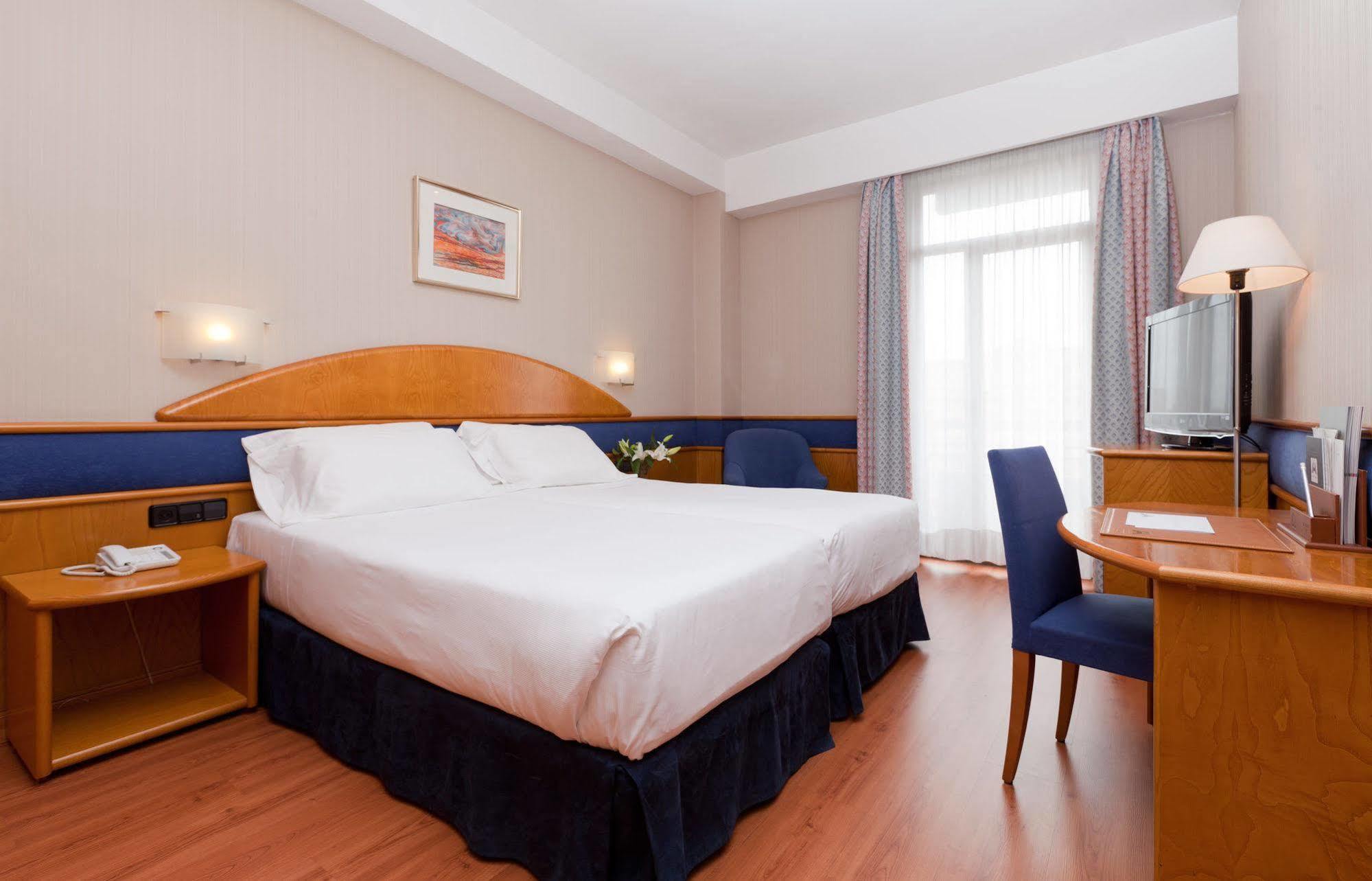 Agumar Hotel Madrid Exterior photo A room at the hotel